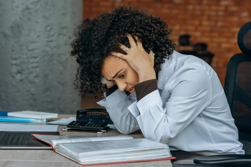 Nova NR-1 obriga empresas a monitorarem saúde mental no ambiente de trabalho 