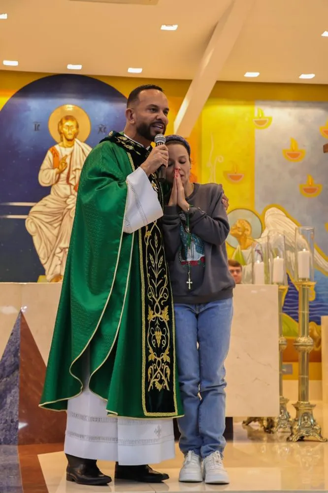 Maiara participa de Missa de Envio do Totus Tuus Mariae Festival 2026 em Goiânia e emociona fiéis