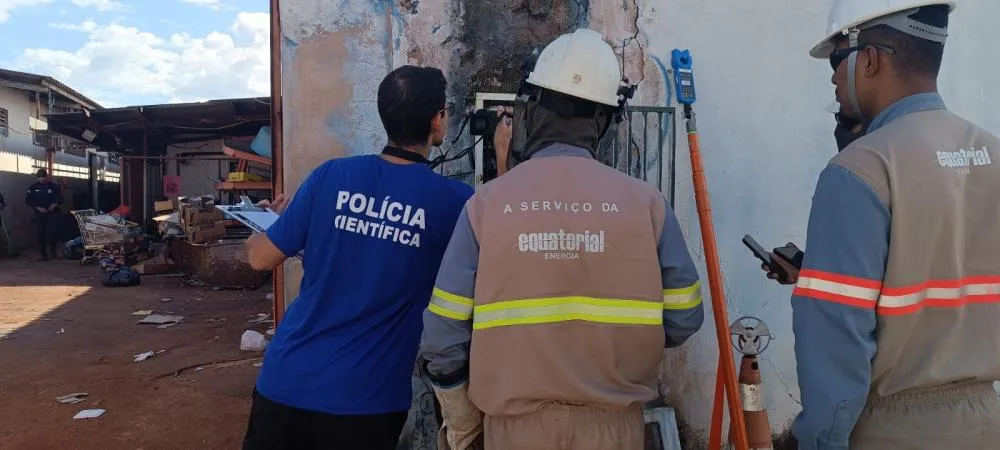 Equipes da Polícia Científica e da Equatorial Goiás durante perícia e inspeção técnica em imóvel com irregularidade na rede elétrica